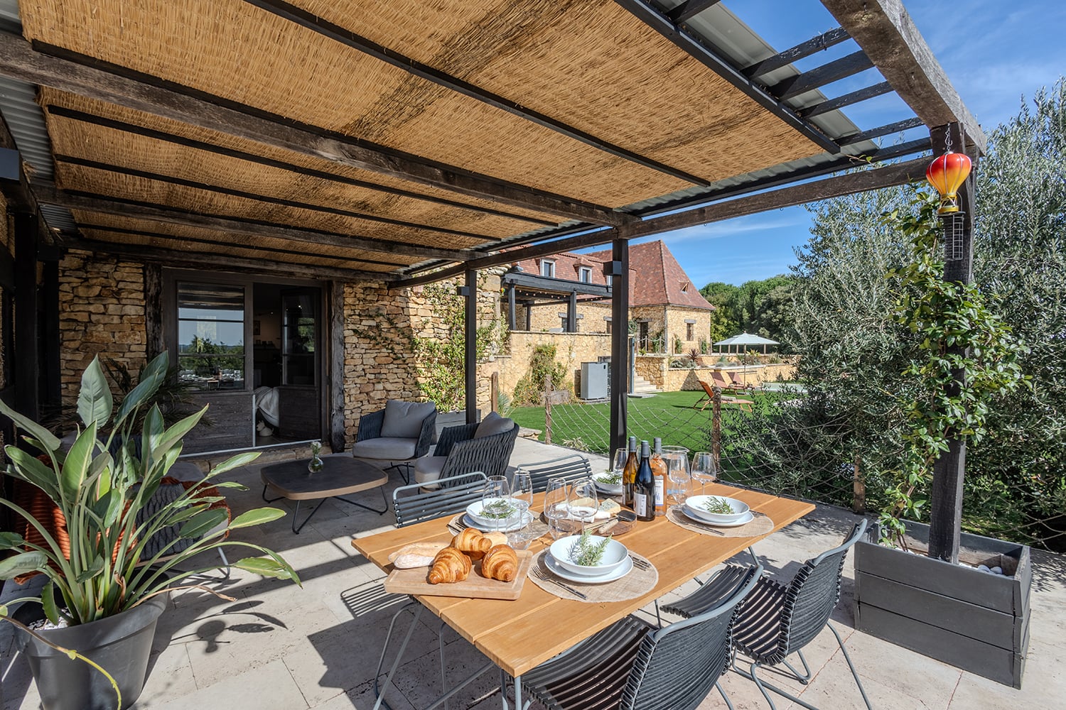 Terrasse de salle à manger ombragée