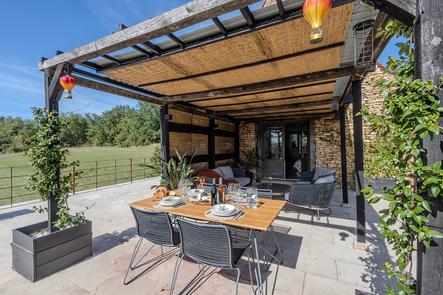 Terrasse de salle à manger ombragée