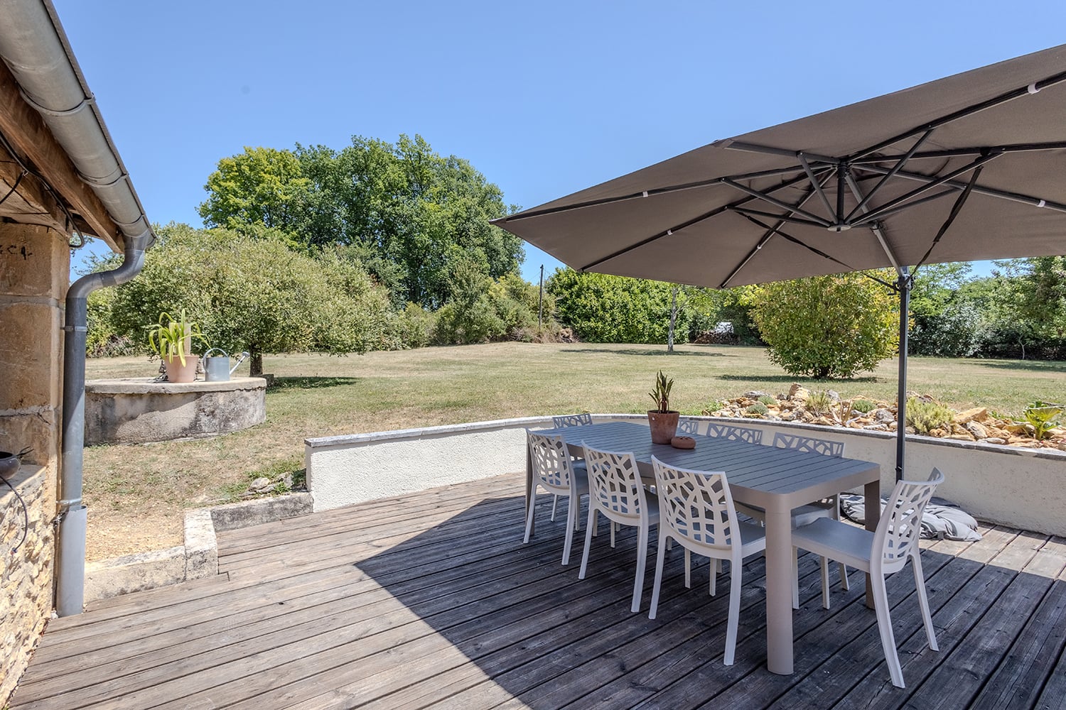 Terrasse de salle à manger ombragée