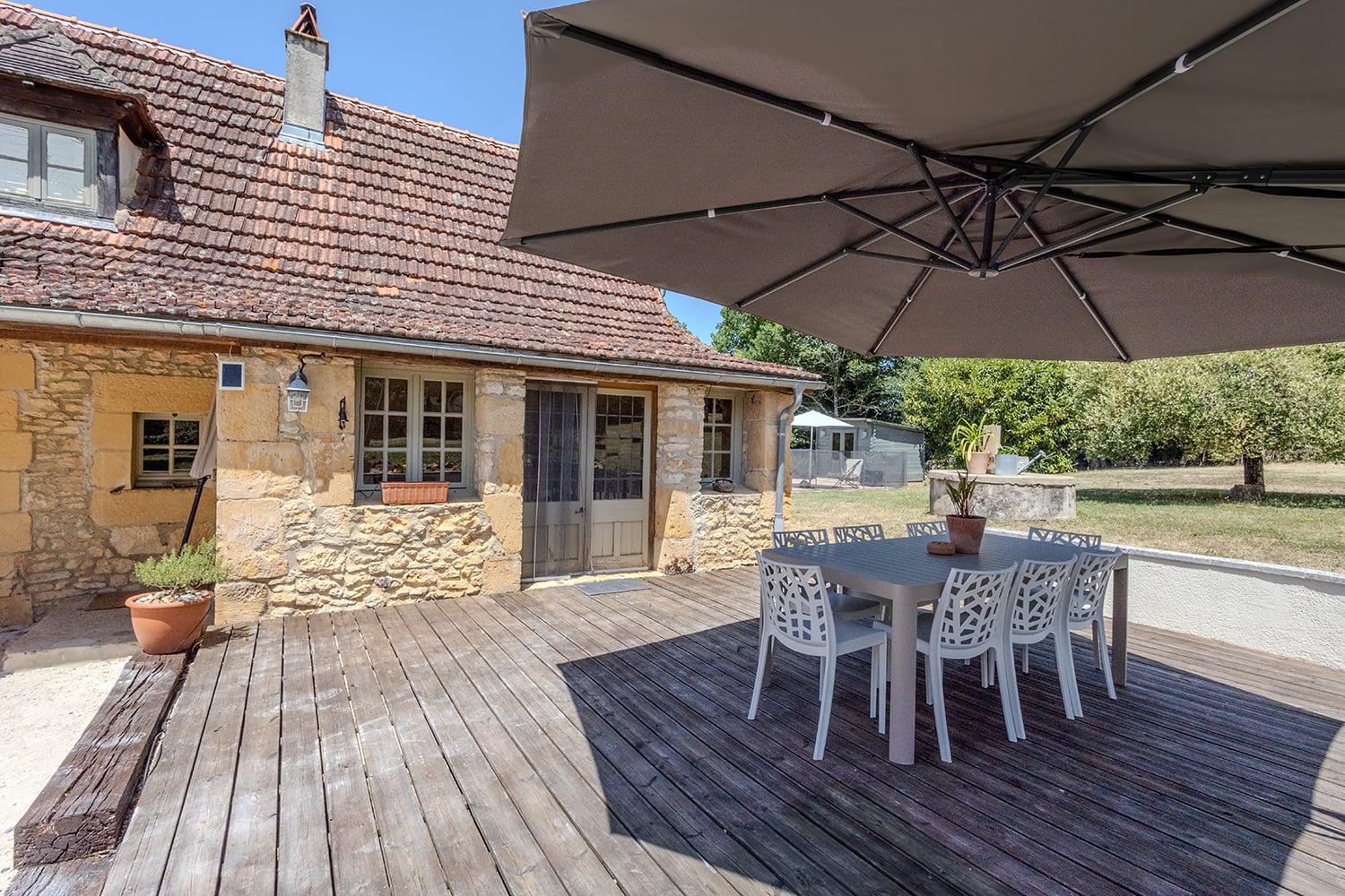 Terrasse de salle à manger ombragée