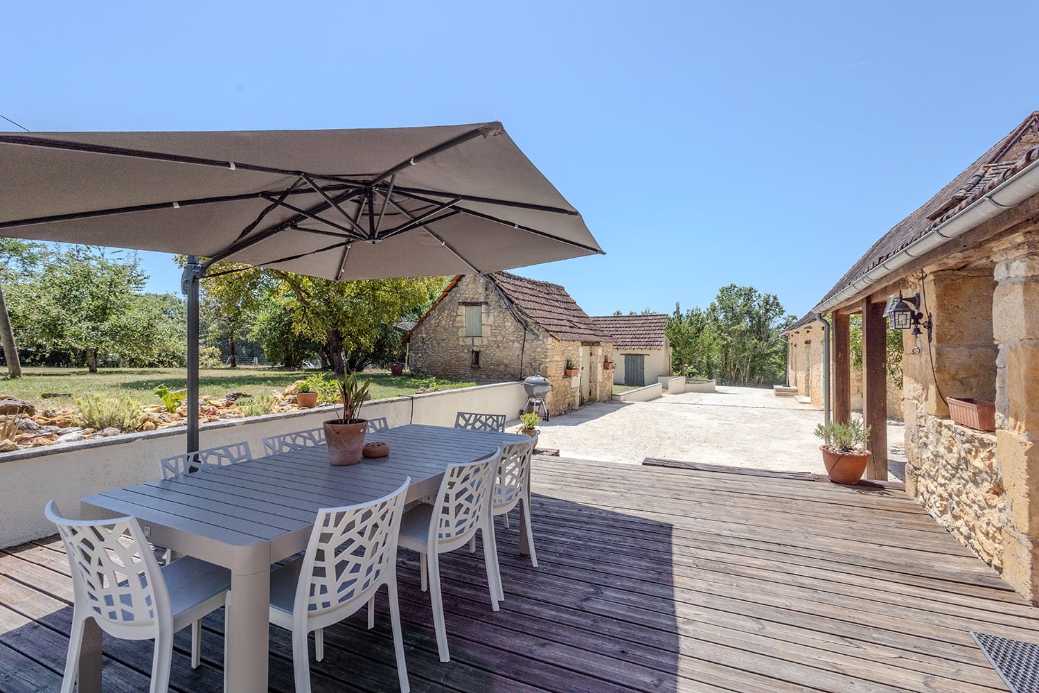 Terrasse de salle à manger ombragée