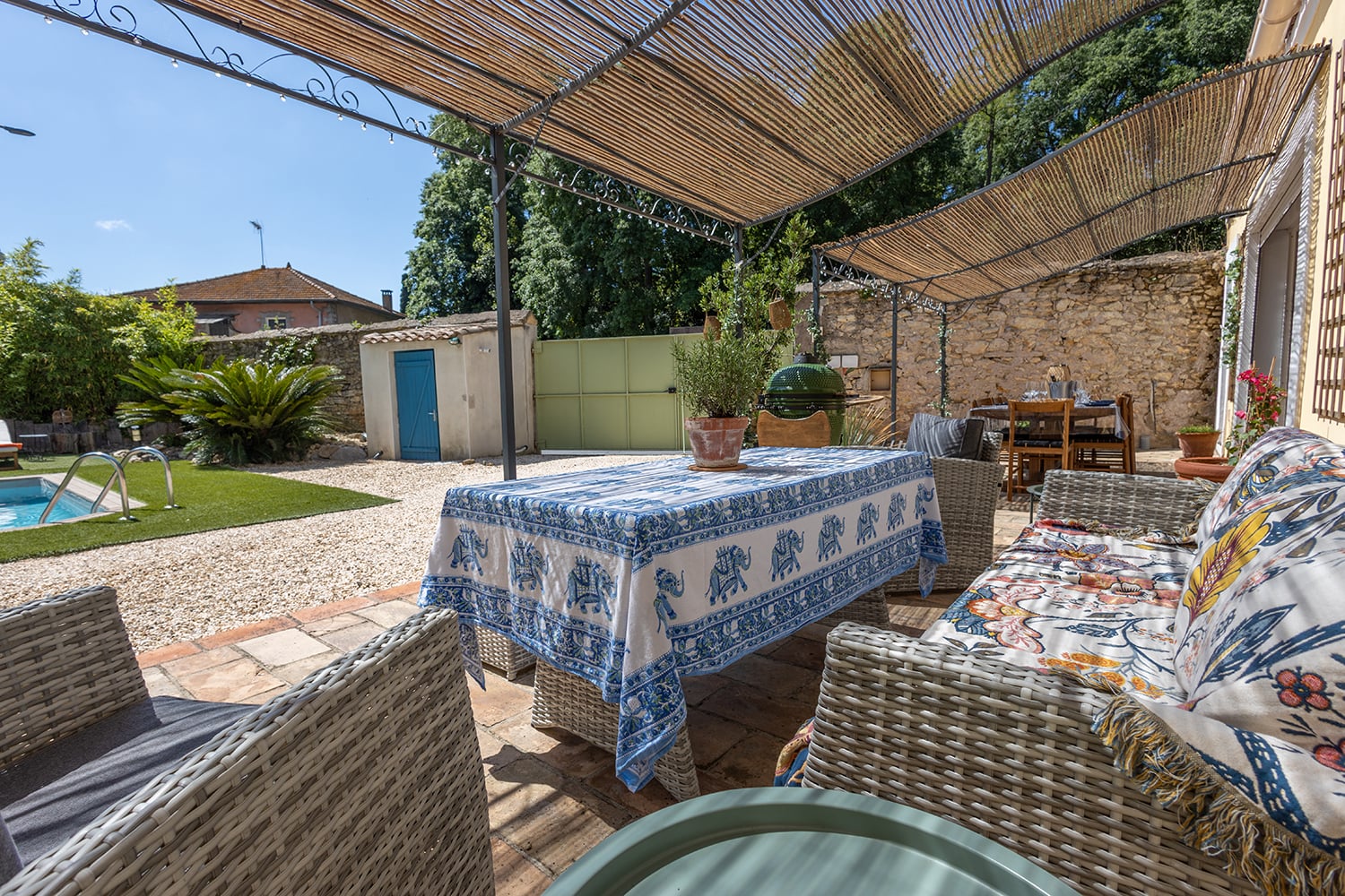 Terrasse à manger ombragée
