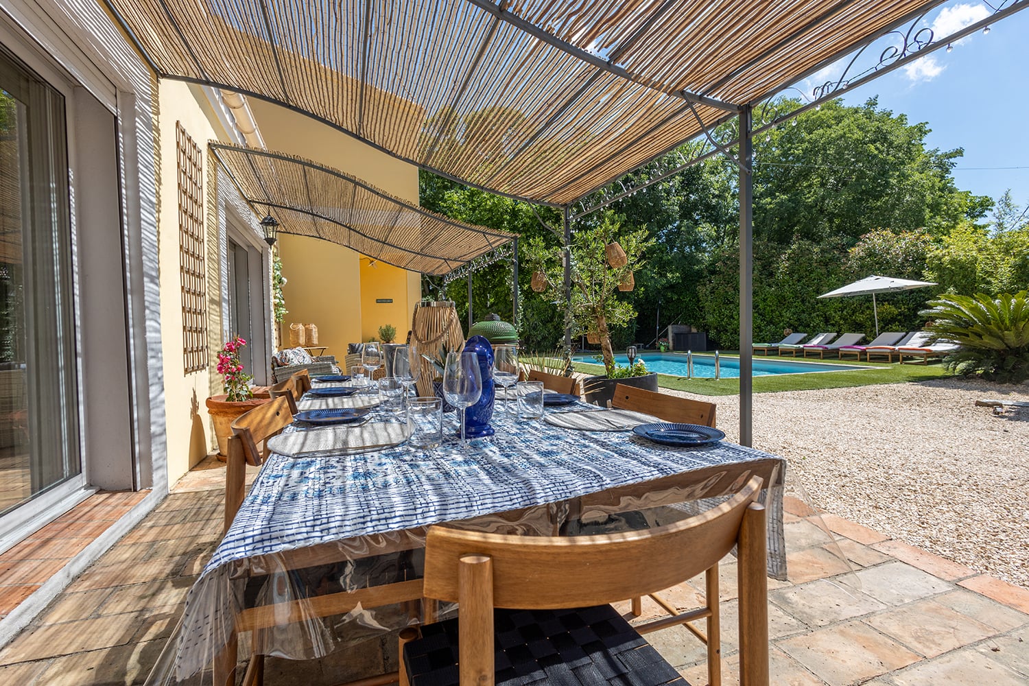 Terrasse à manger ombragée