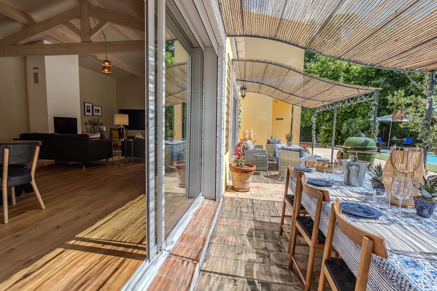 Terrasse à manger ombragée