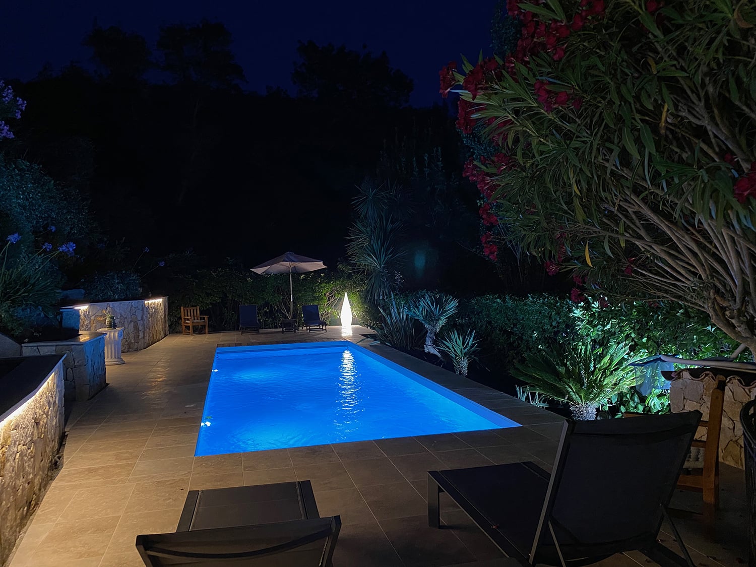 Piscine privée la nuit
