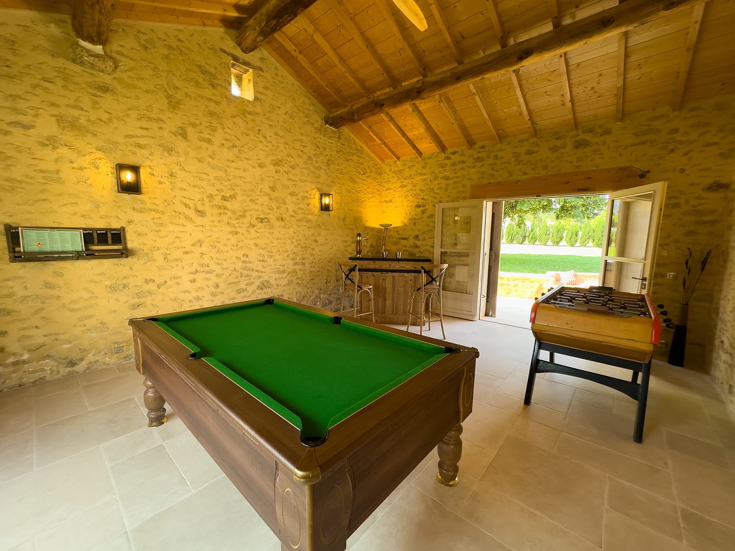 Table de billard dans le pavillon