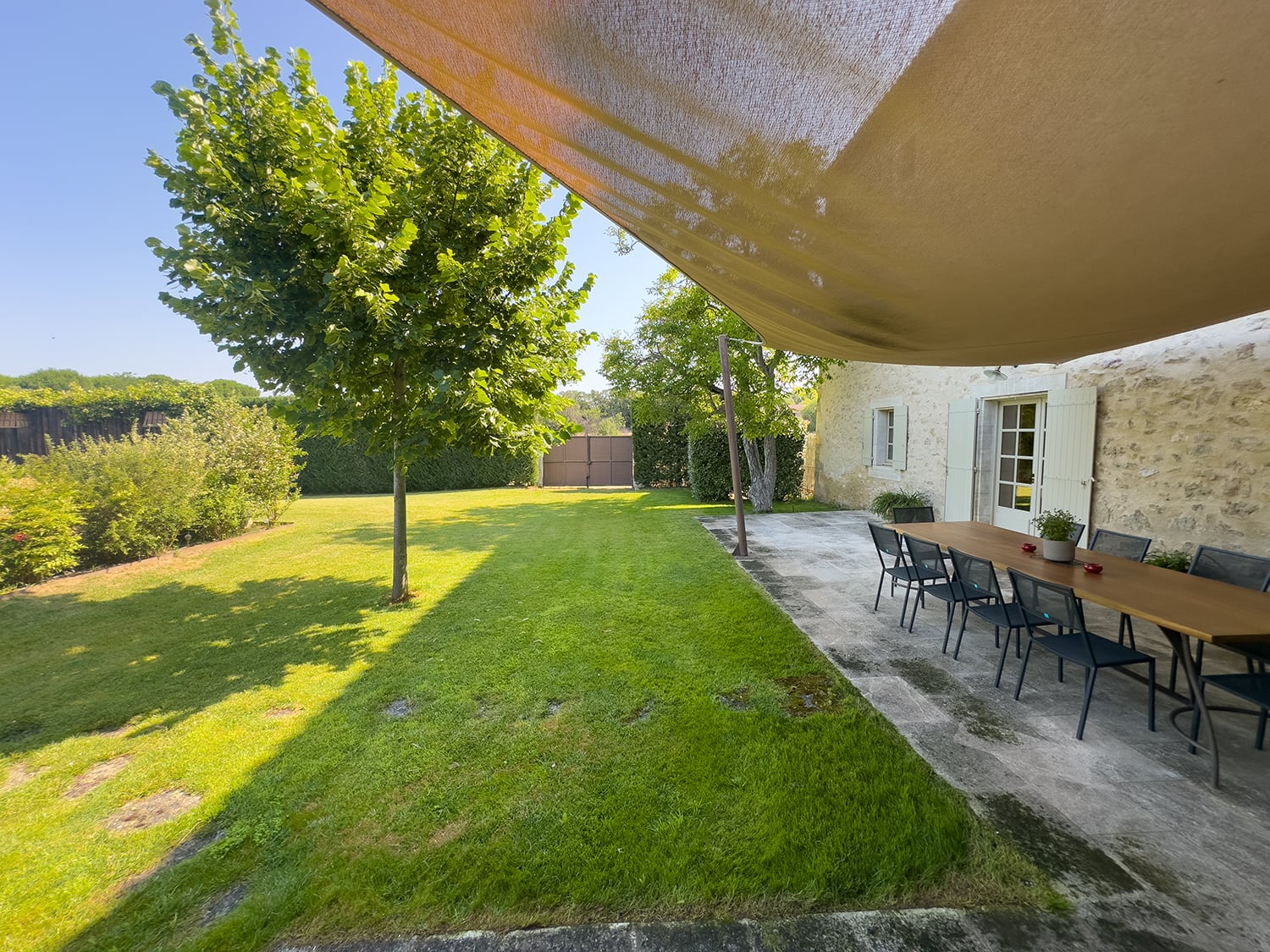 Terrasse à manger ombragée