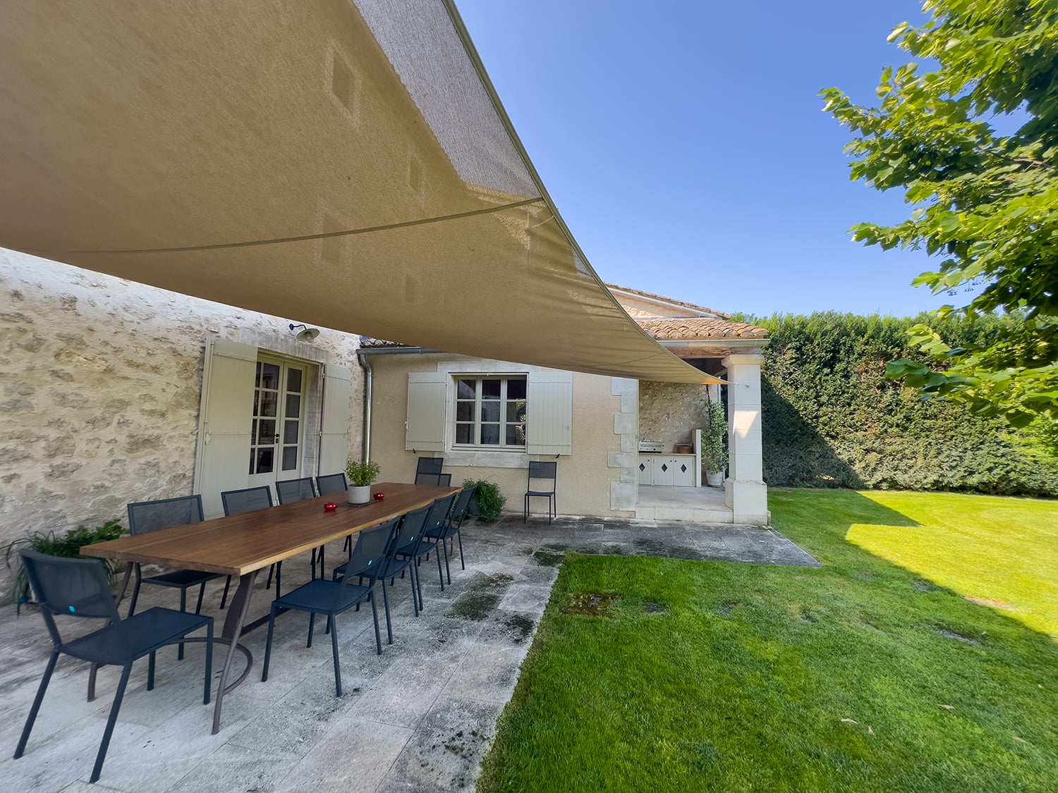 Terrasse à manger ombragée