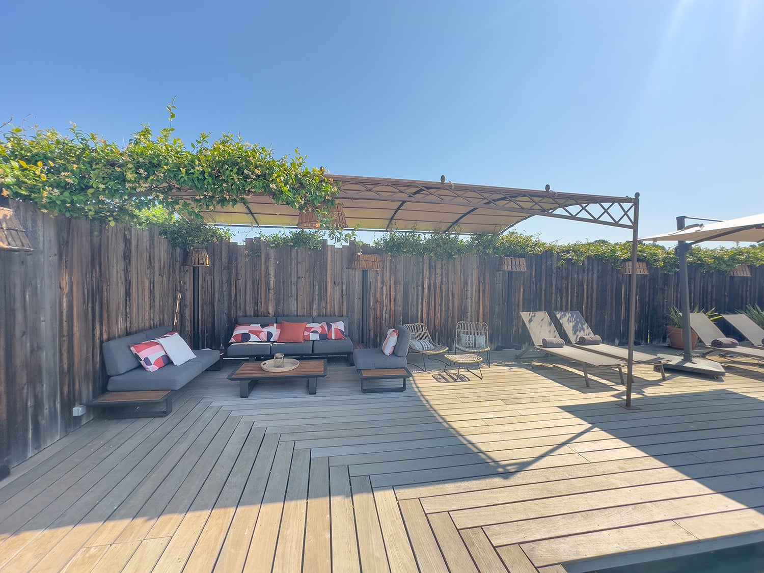 Terrasse de la piscine