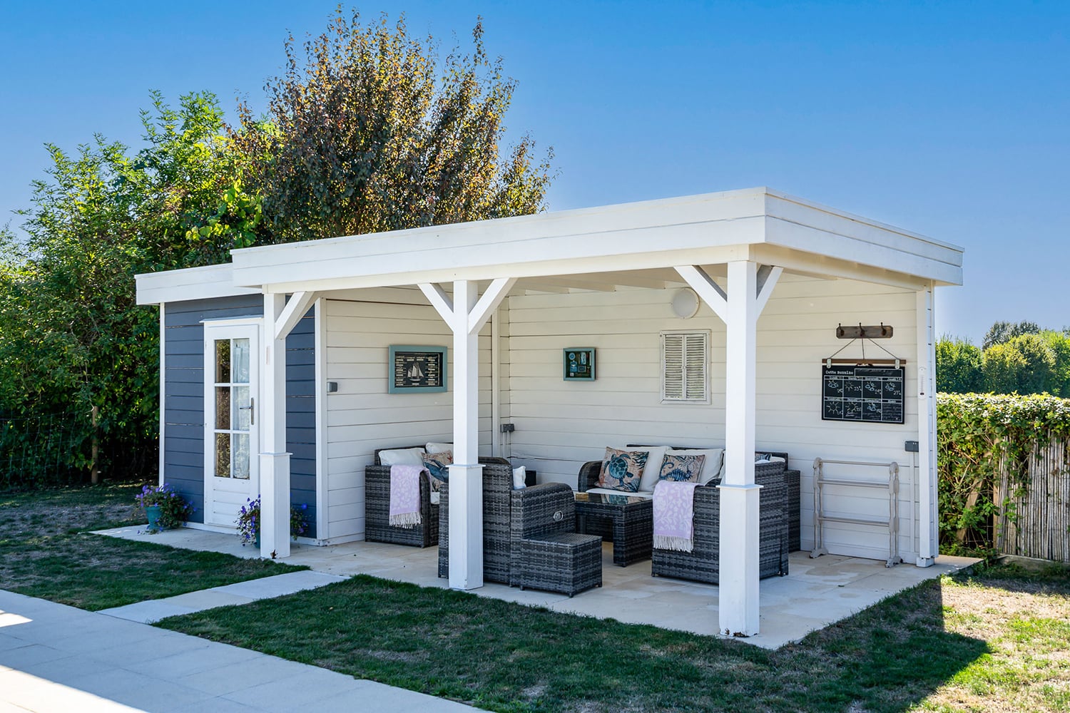 Pool-house avec coin salon ombragé