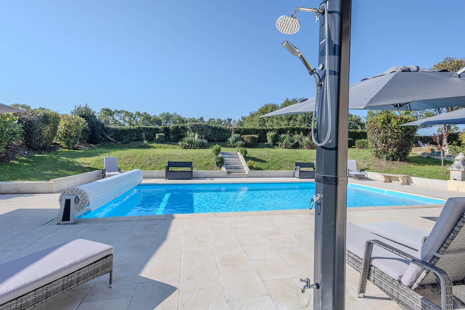Piscine privée avec douche de piscine