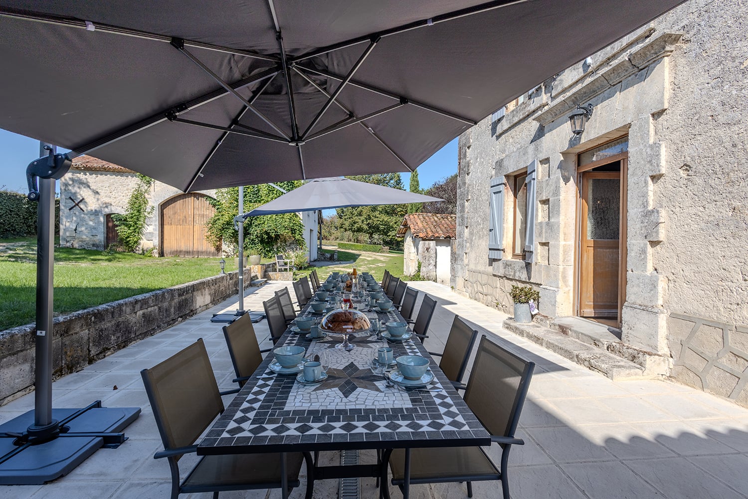 Terrasse de salle à manger ombragée