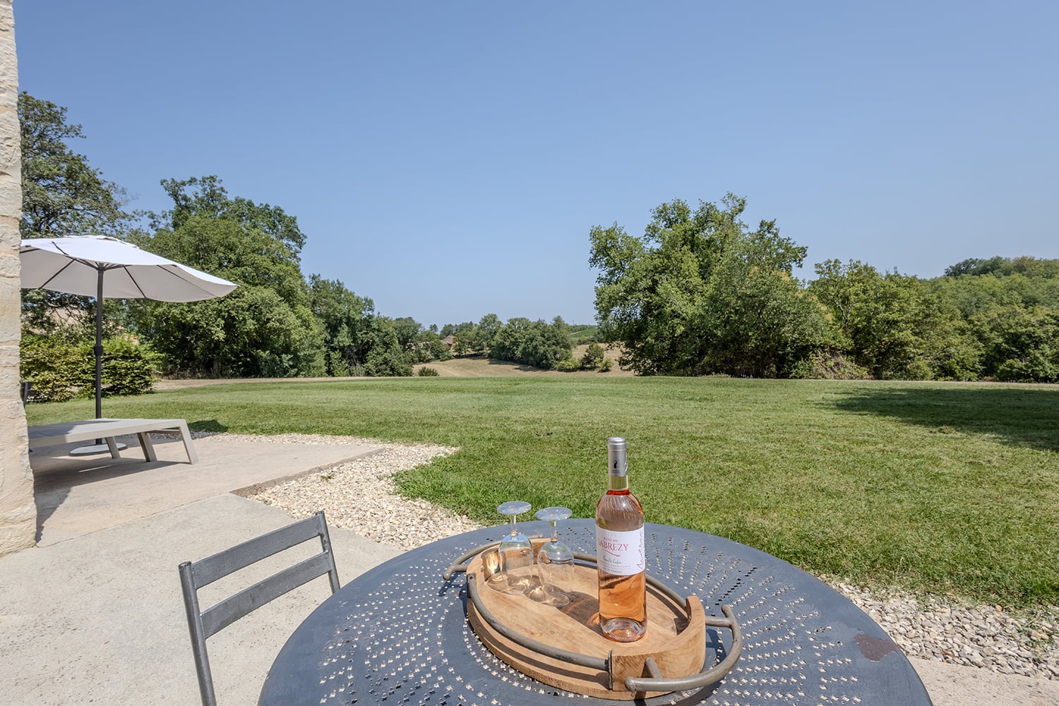 Terrasse et jardin avec pelouse