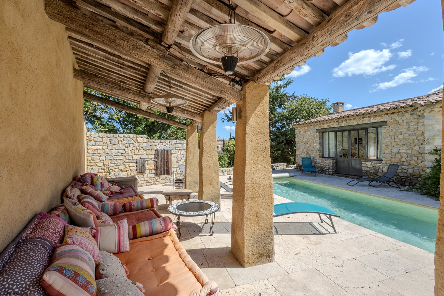 Terrasse ombragée avec piscine