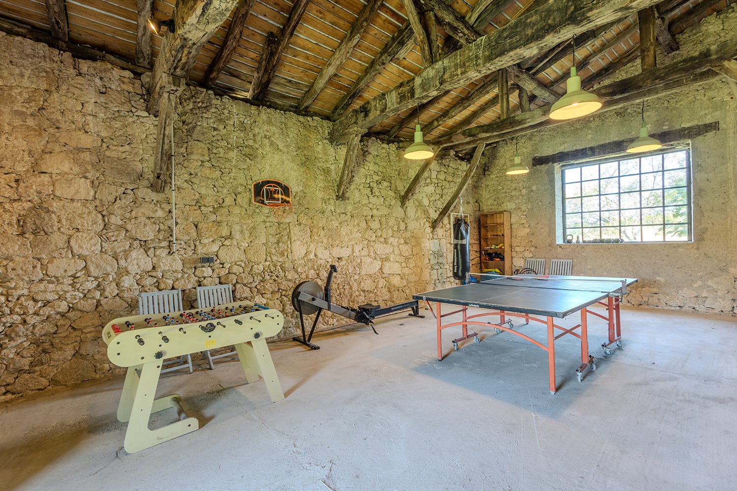 Salle de jeux avec tennis de table et baby-foot