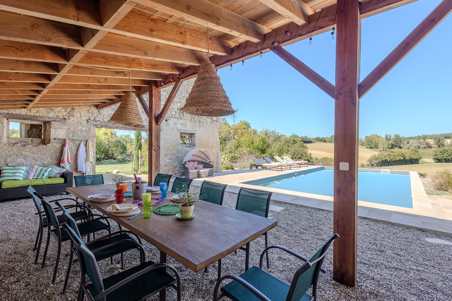 Terrasse couverte de la piscine