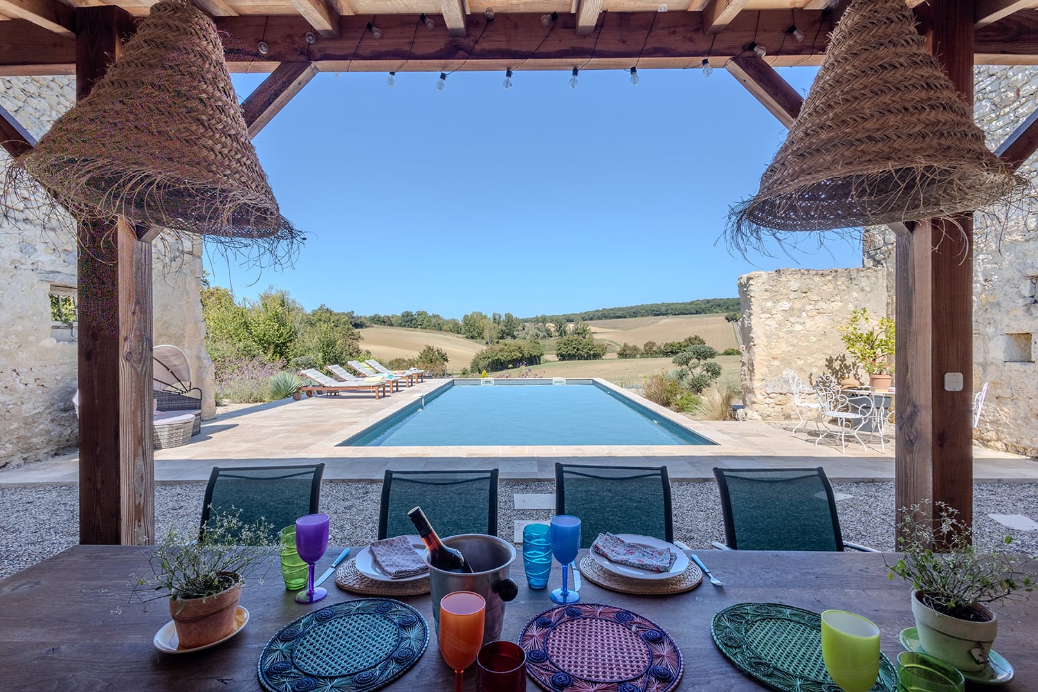 Terrasse de la piscine ombragée