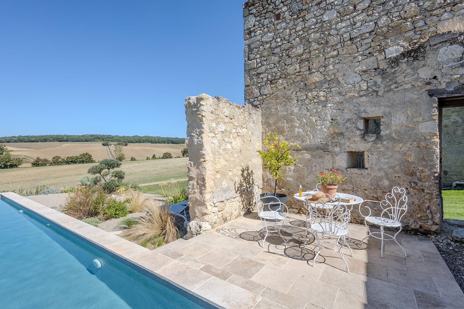 Terrasse de la piscine