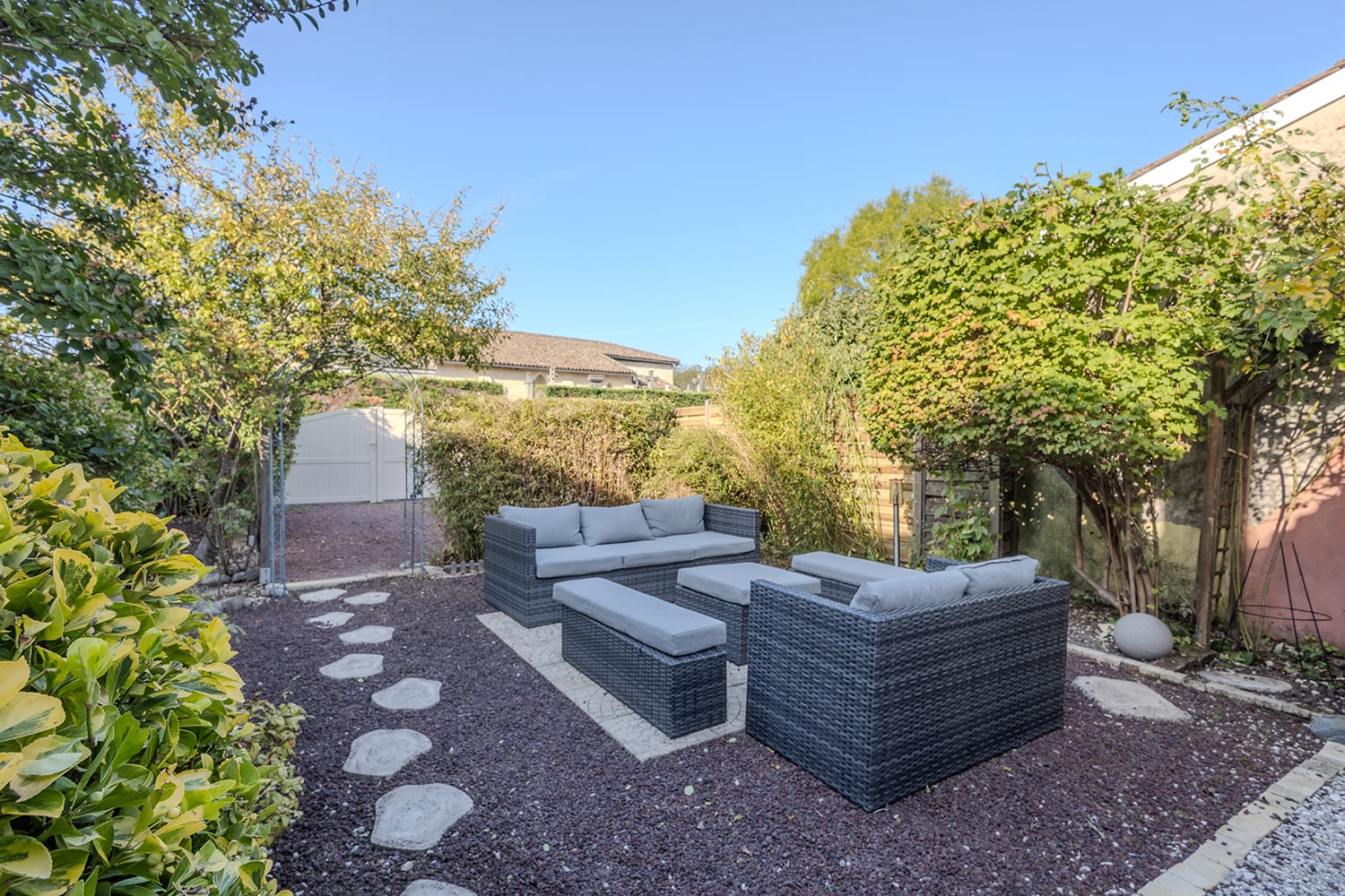 Terrasse arrière et parking privé
