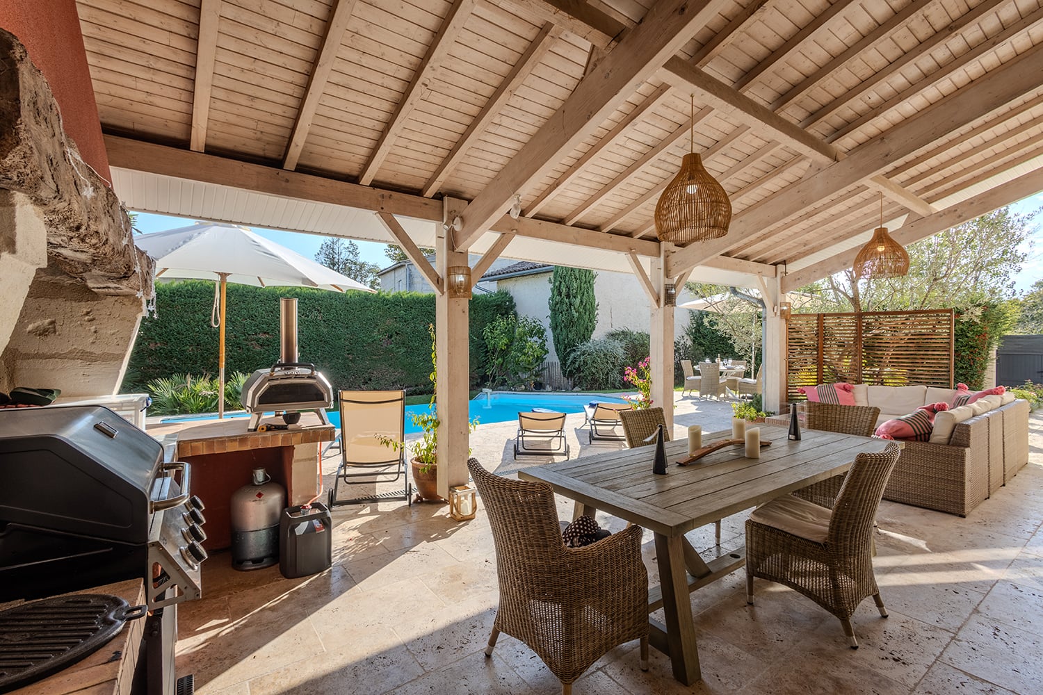 Terrasse de salle à manger ombragée