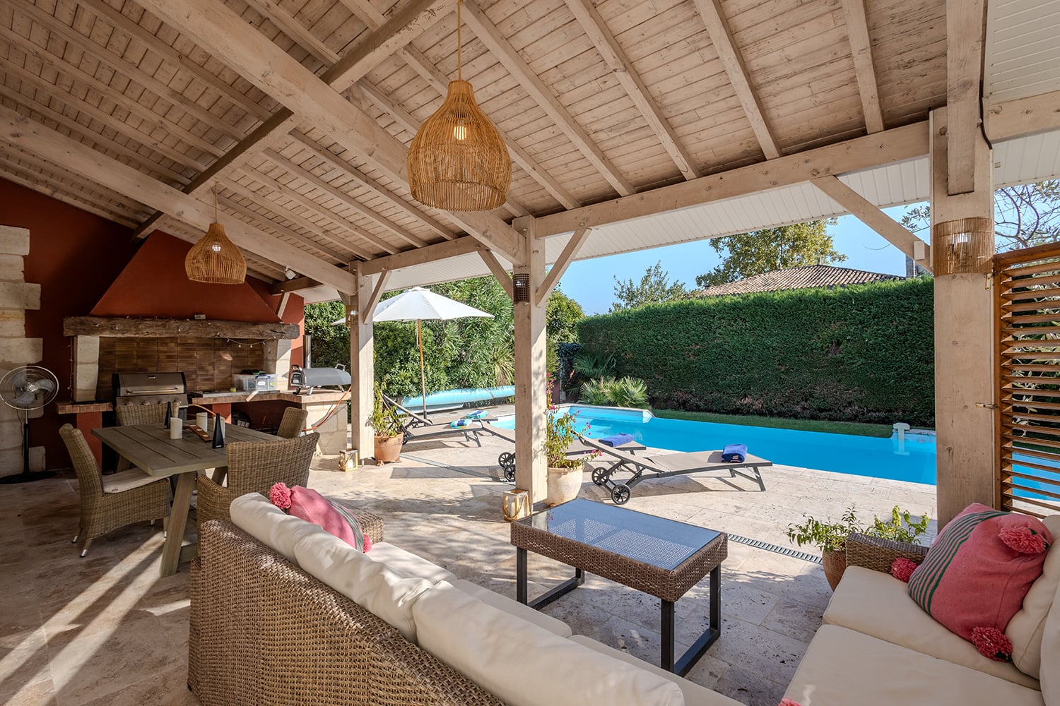 Terrasse de salle à manger ombragée
