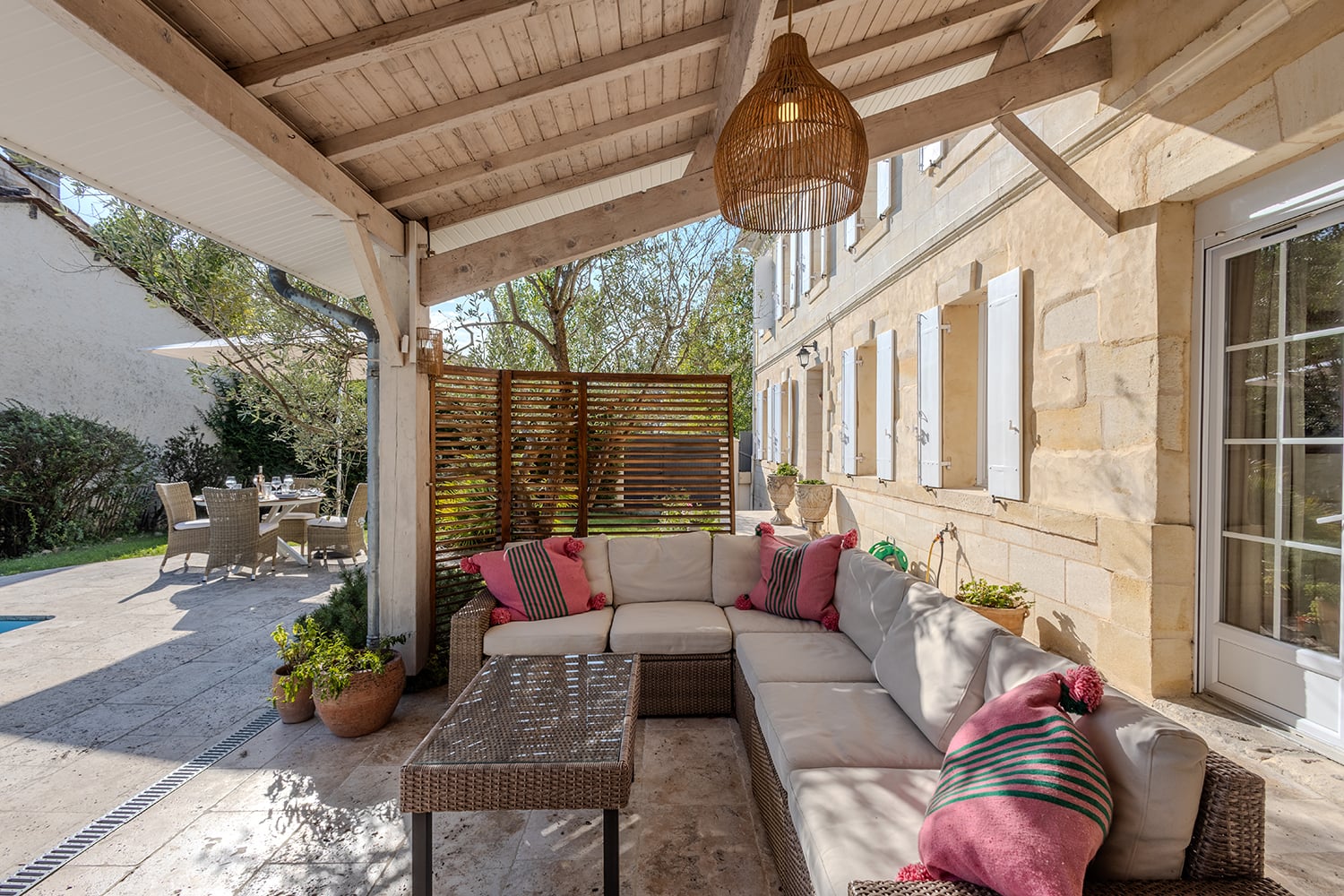 Terrasse de salle à manger ombragée
