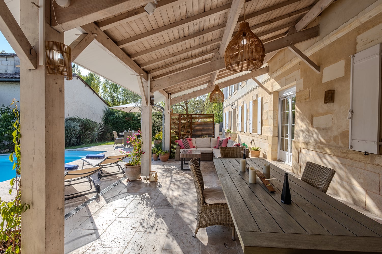 Terrasse de salle à manger ombragée