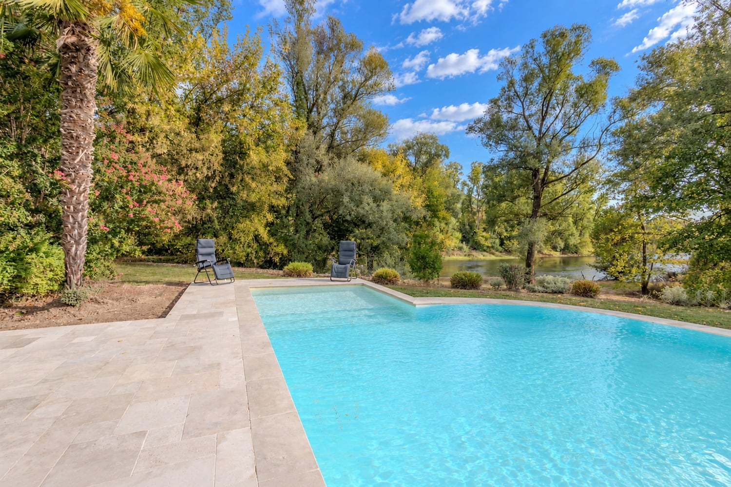 Piscine à débordement chauffée privée