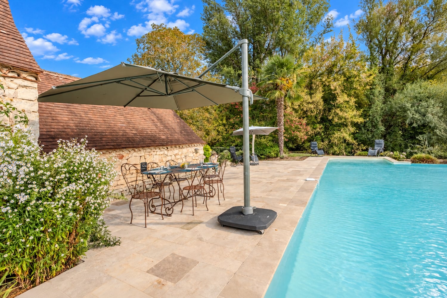 Piscine à débordement chauffée privée