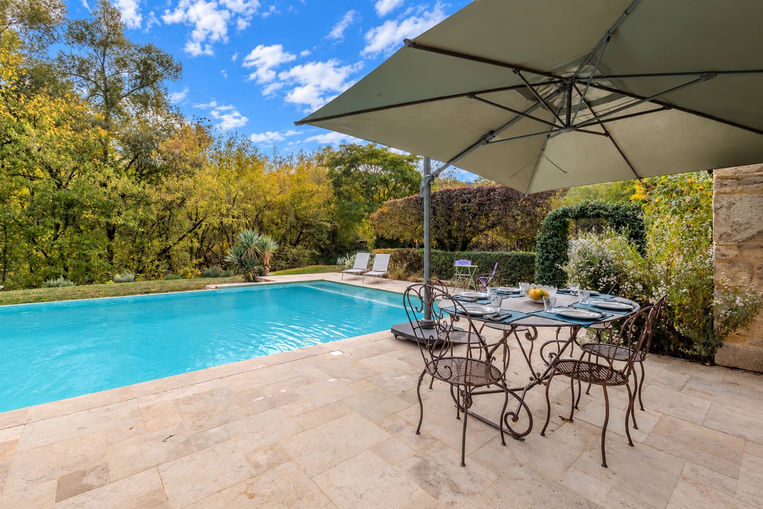 Piscine à débordement chauffée privée