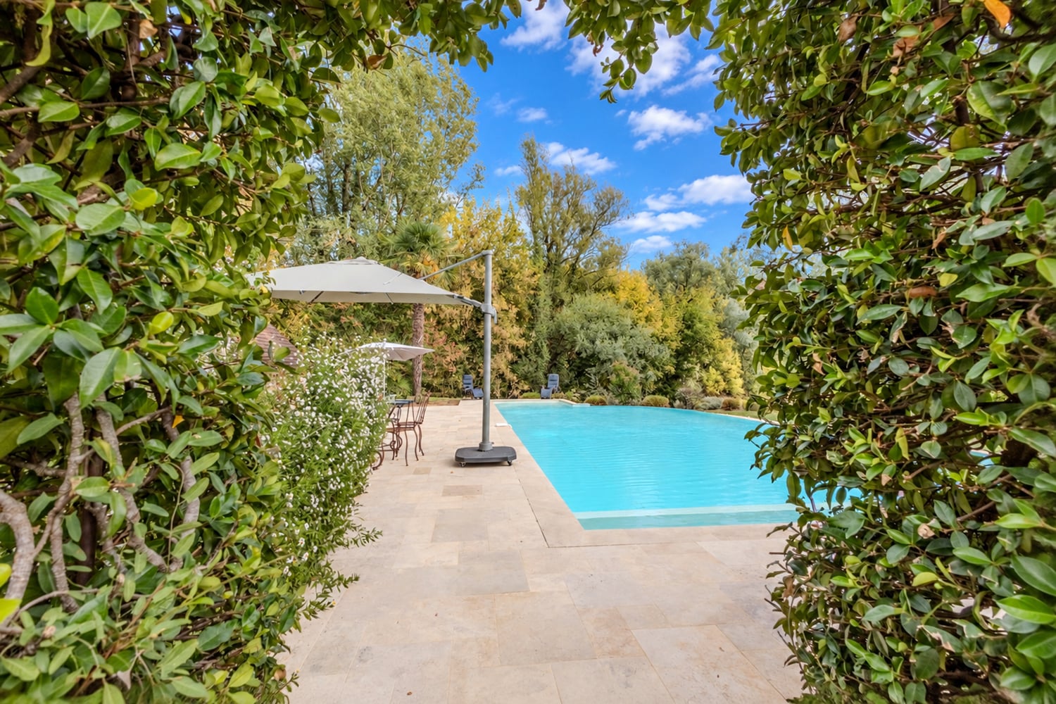 Piscine à débordement chauffée privée