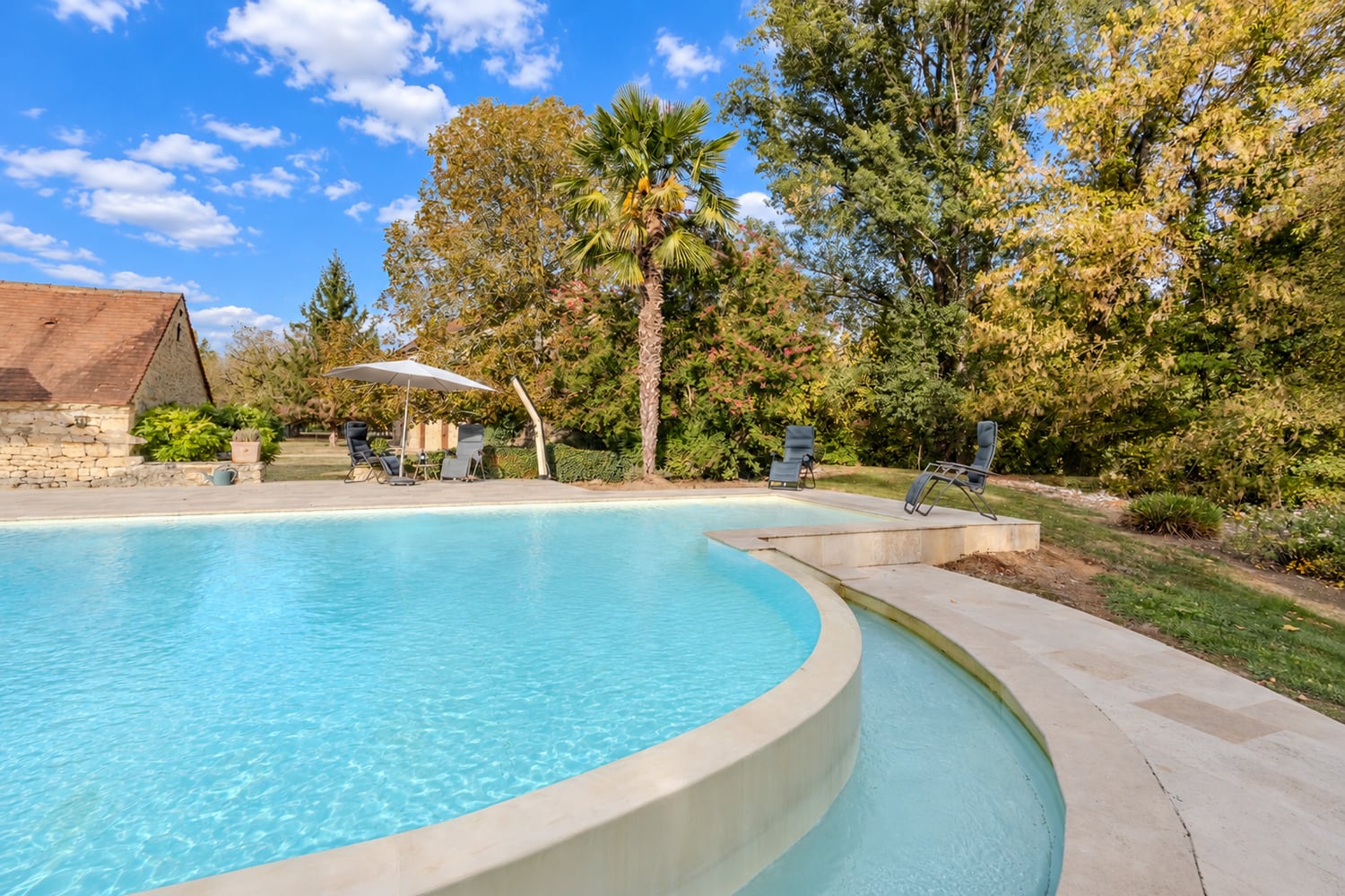 Piscine à débordement chauffée privée