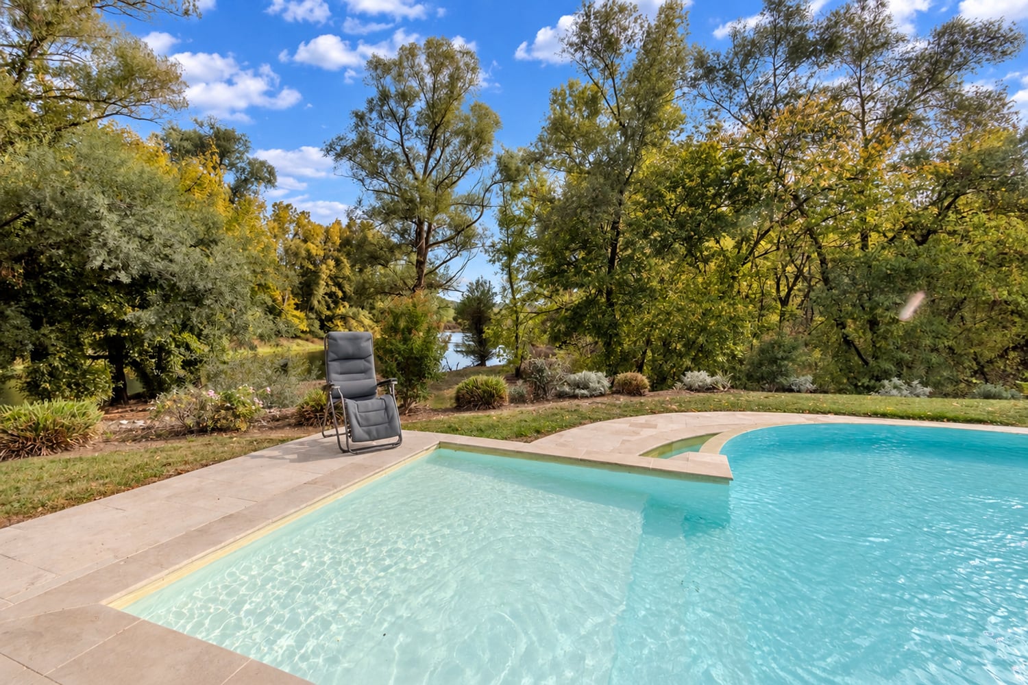 Piscine à débordement chauffée privée
