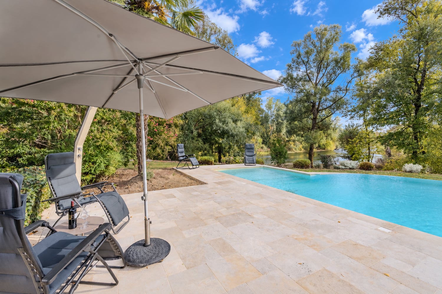 Piscine à débordement chauffée privée