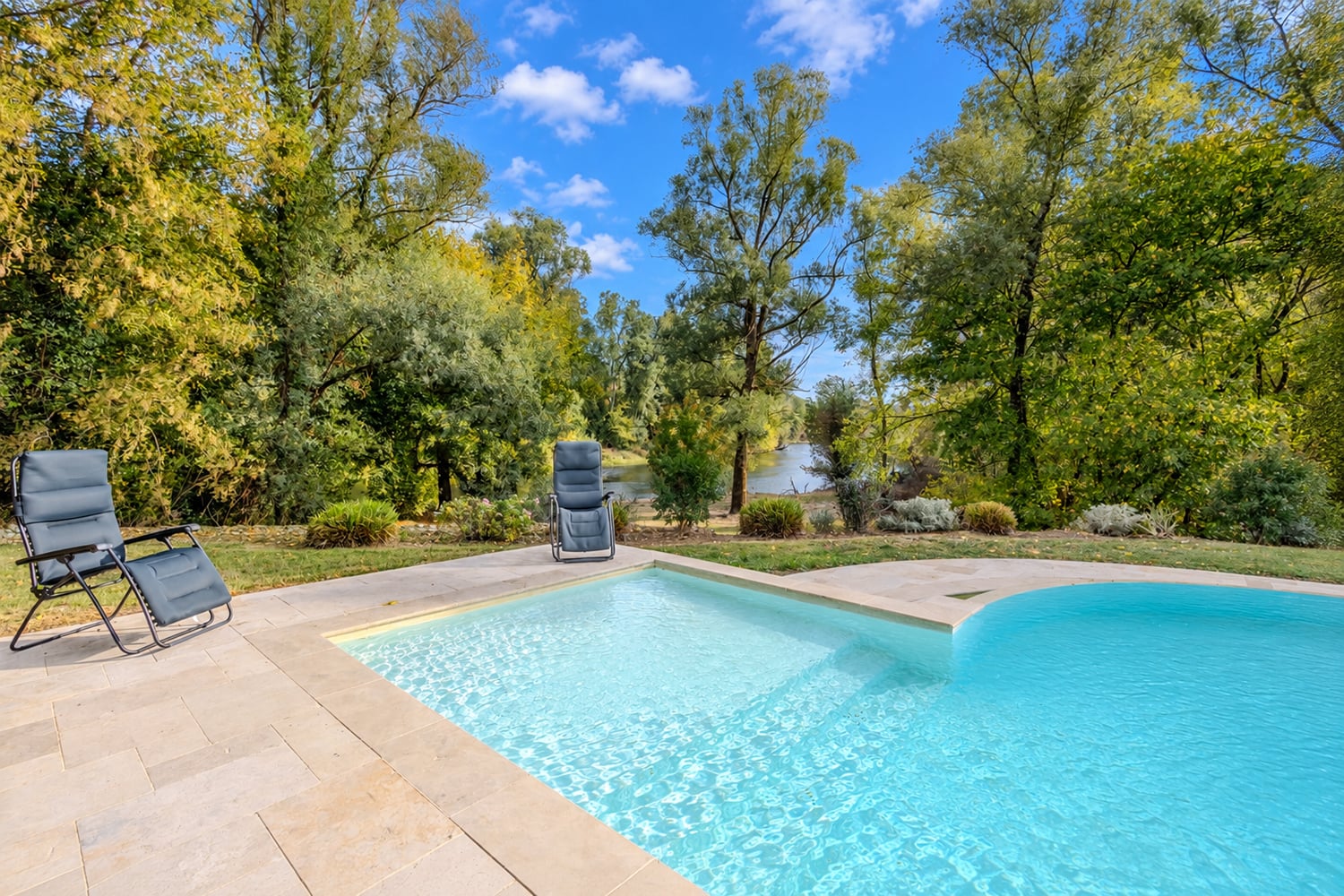 Piscine à débordement chauffée privée