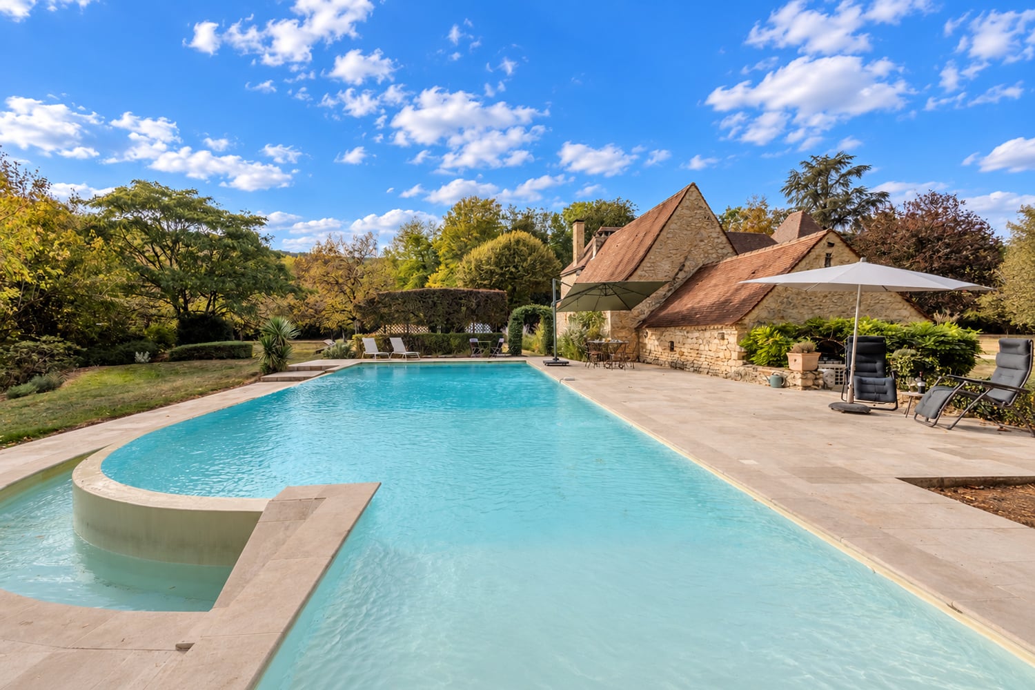Piscine à débordement chauffée privée