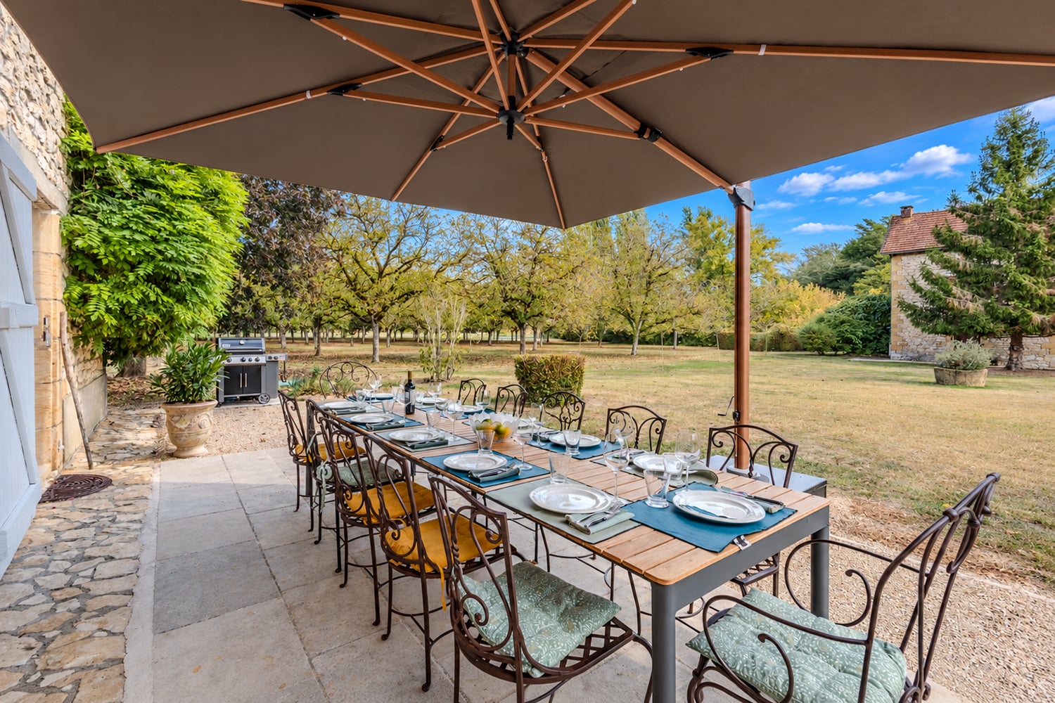 Terrasse de salle à manger ombragée