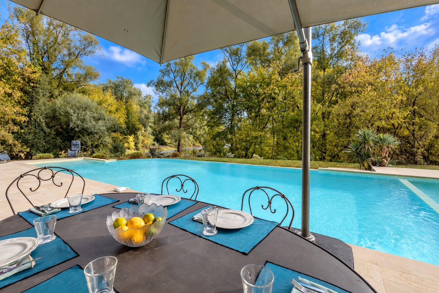 Terrasse de salle à manger ombragée