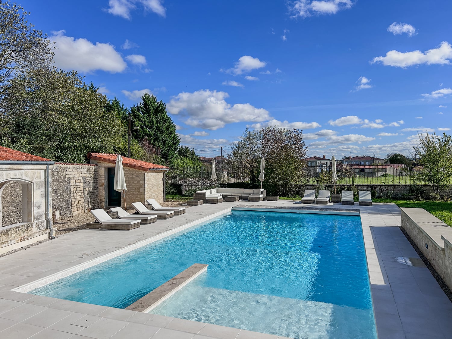 Private pool | Holiday country home in Ambérac