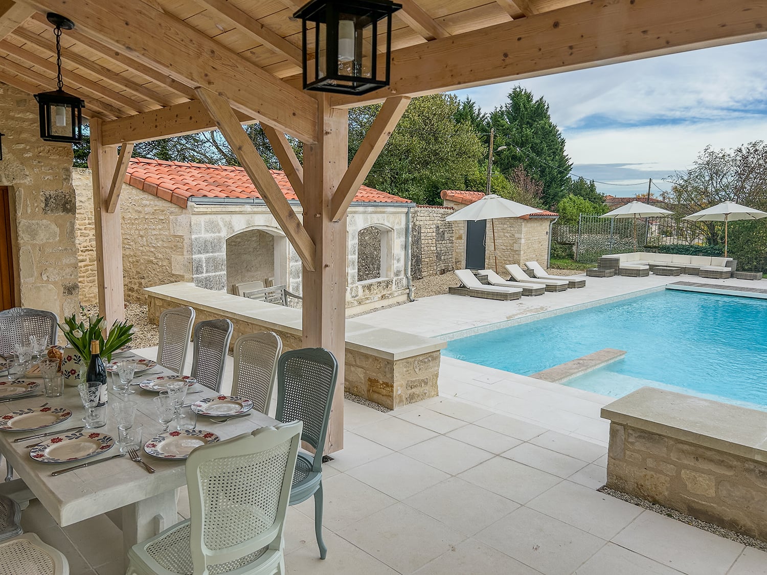 Terrasse de la piscine ombragée