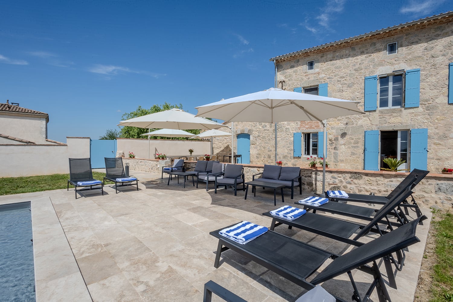 Terrasse de la piscine