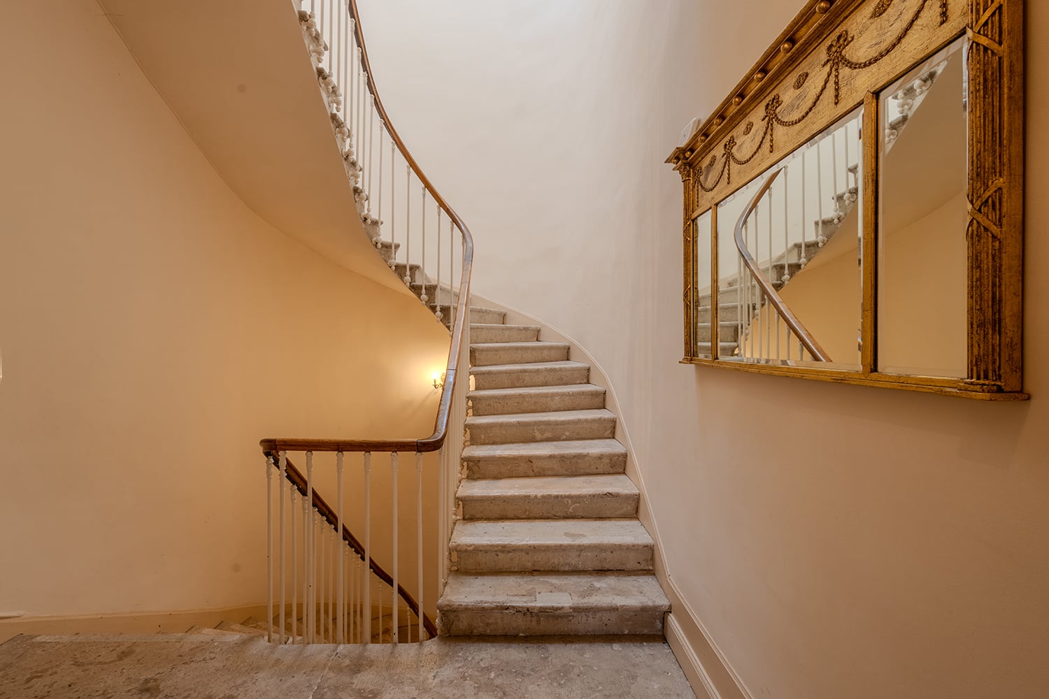 Escalier | Maison de vacances à Lauzun