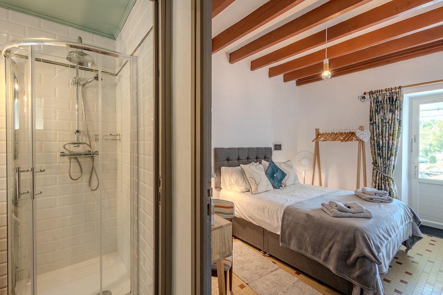 Chambre au rez-de-chaussée et salle de bain