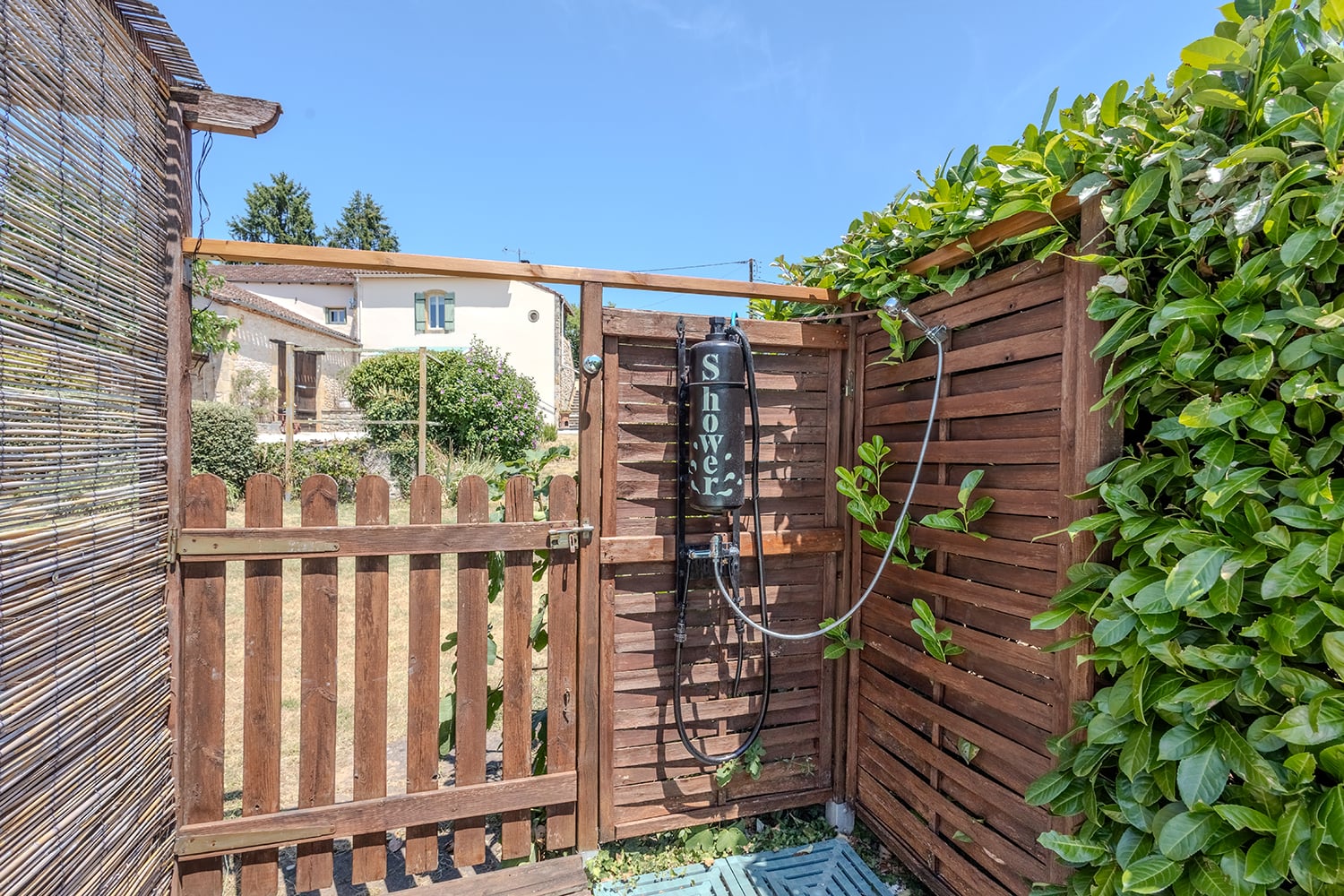 Douche de piscine