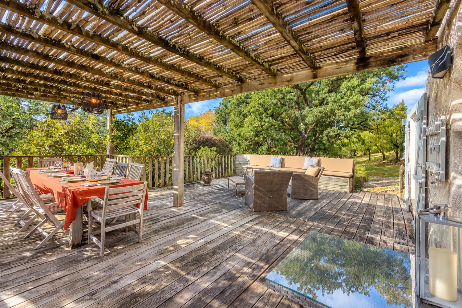 Terrasse de salle à manger ombragée