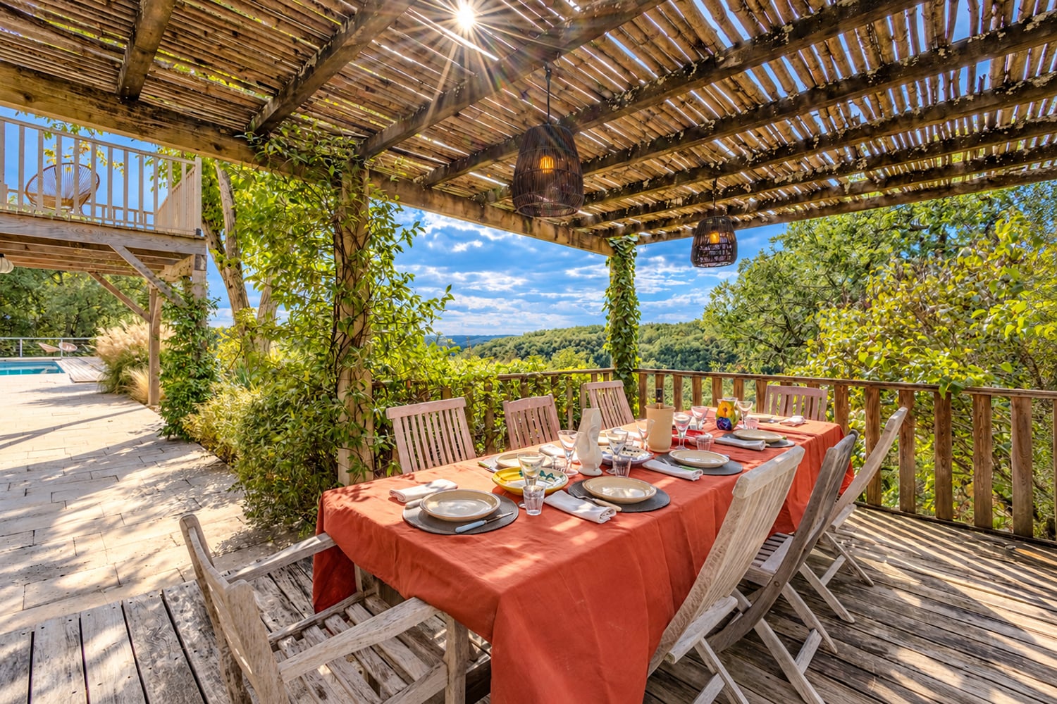 Terrasse de salle à manger ombragée