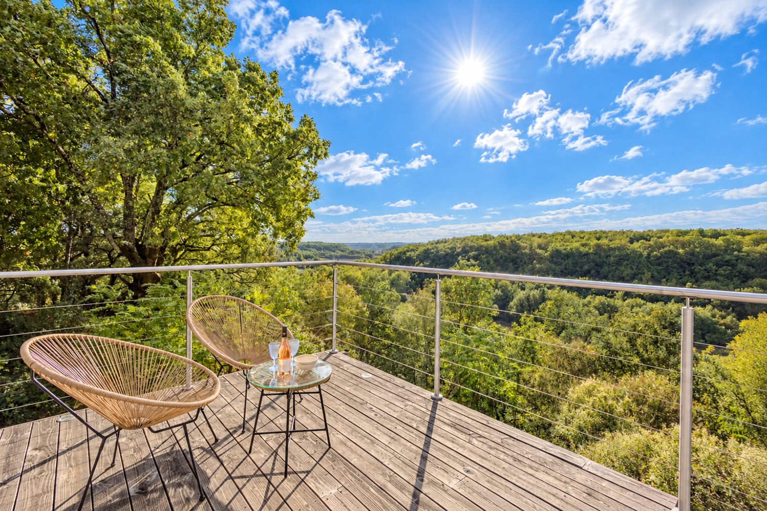 Vue sur la terrasse de la piscine
