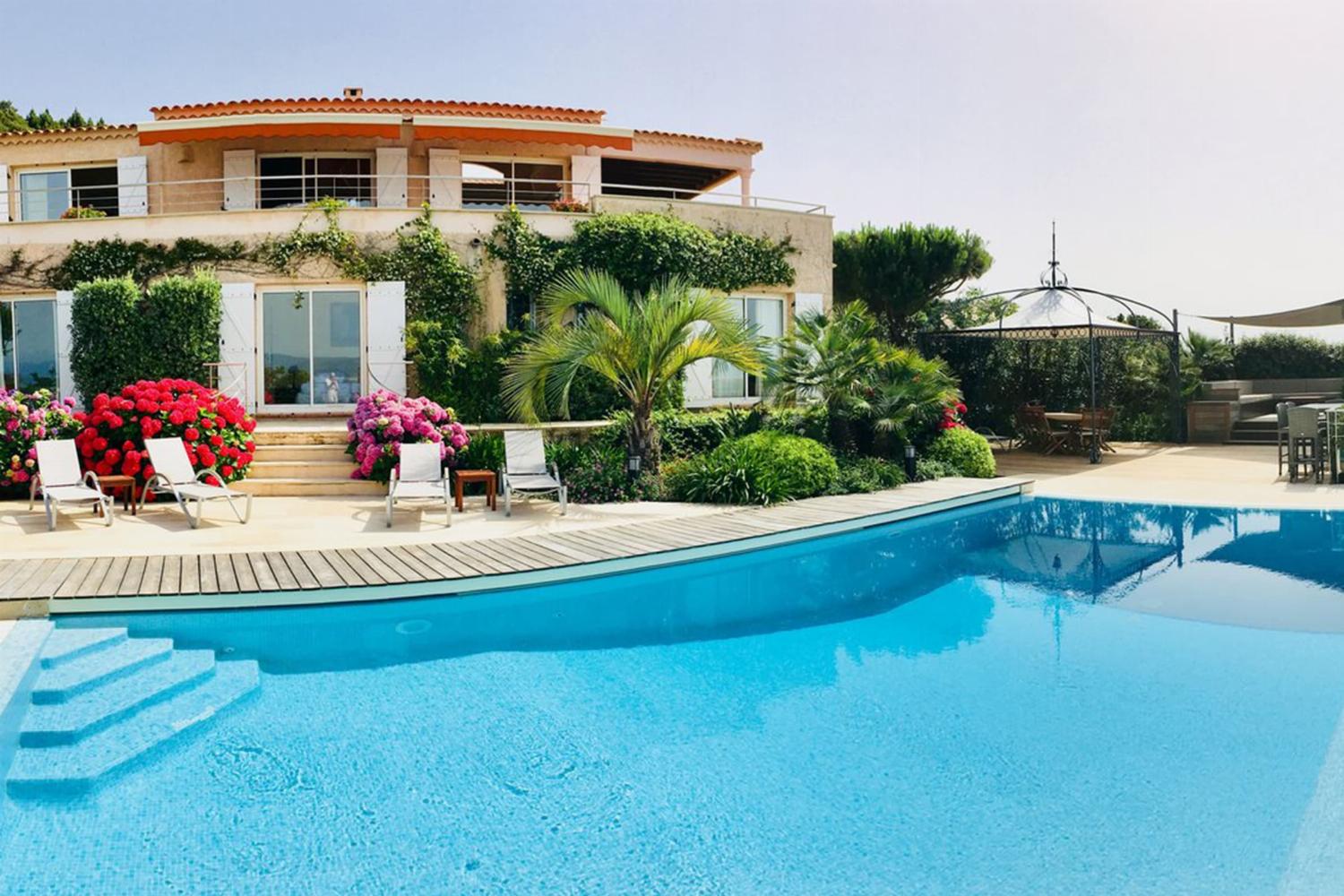 Villa de vacances en Corse avec piscine privée à débordement chauffée