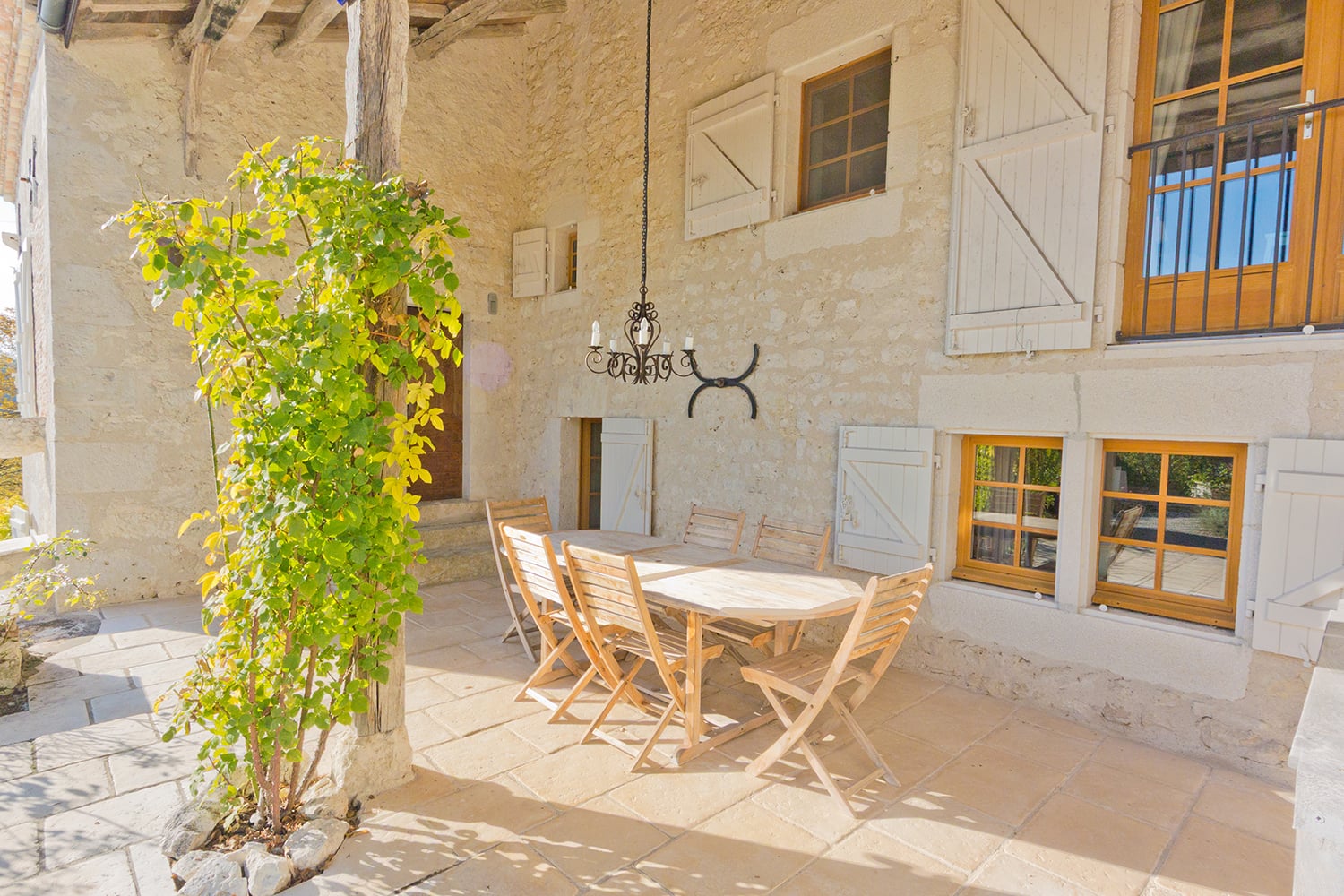 Terrasse à manger ombragée
