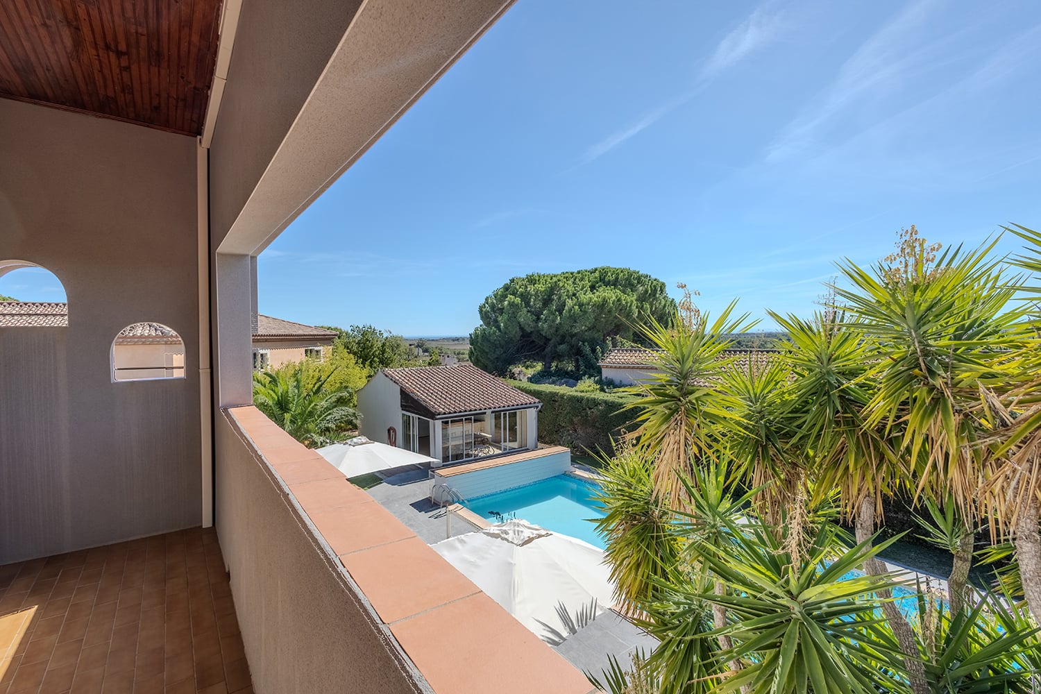 Chambre avec vue sur le balcon